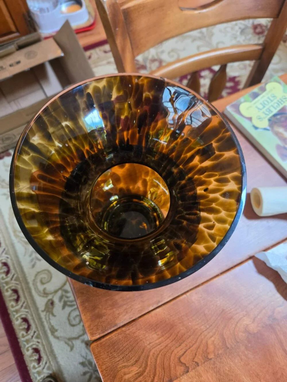 beautiful rich amber tortoiseshell glass vase small chip in picture on top